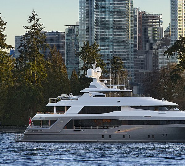 Motor yacht Mucho Mas Crescent yachts