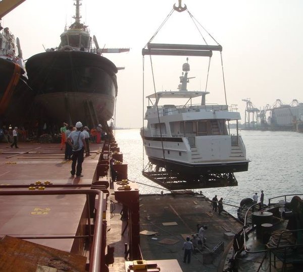 Motor yacht Outer Reef 700