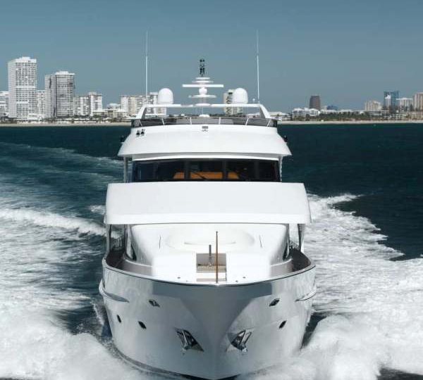 Motor yacht President 107 - front view