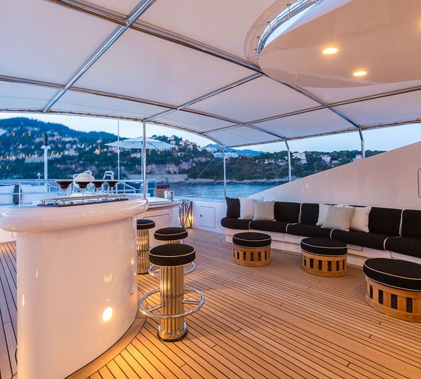 Motor yacht QM OF LONDON - sundeck bar