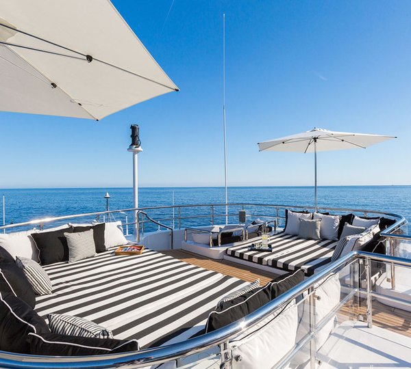 Motor yacht QM OF LONDON - sundeck lounge