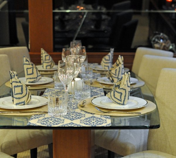 Motor yacht REFLECTIONS - Dining
