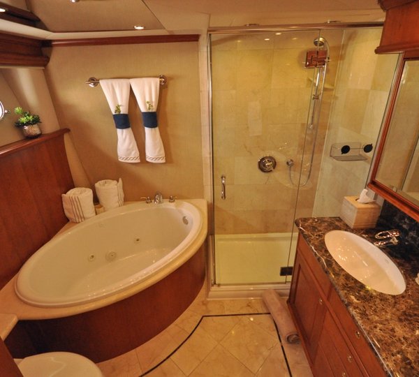 Motor yacht REFLECTIONS - Master Ensuite