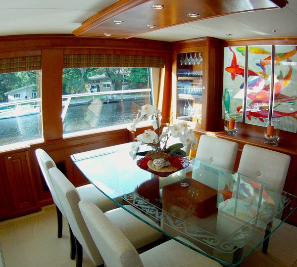 Motor yacht REFLECTIONS - Salon Dining