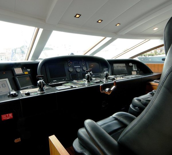 Motor yacht RG 512 - Helm
