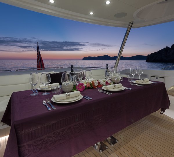 Motor yacht SEAWATER - Aft deck dining
