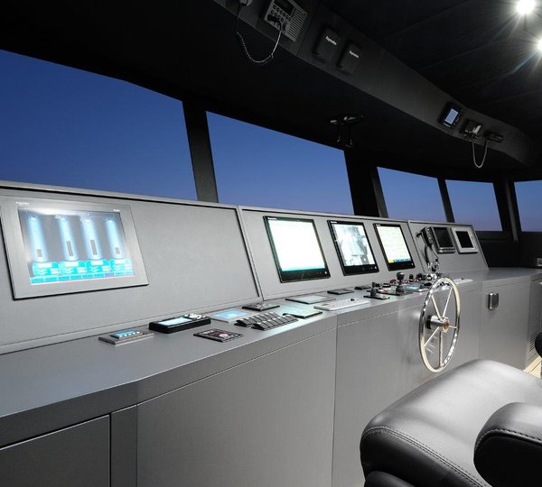 Motor yacht SERENITAS - Bridge