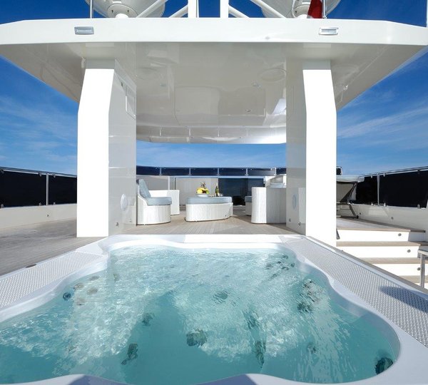 Motor yacht SERENITAS - Flybridge jacuzzi