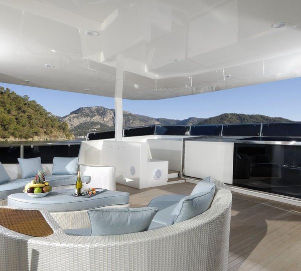Motor yacht SERENITAS - Flybridge seating