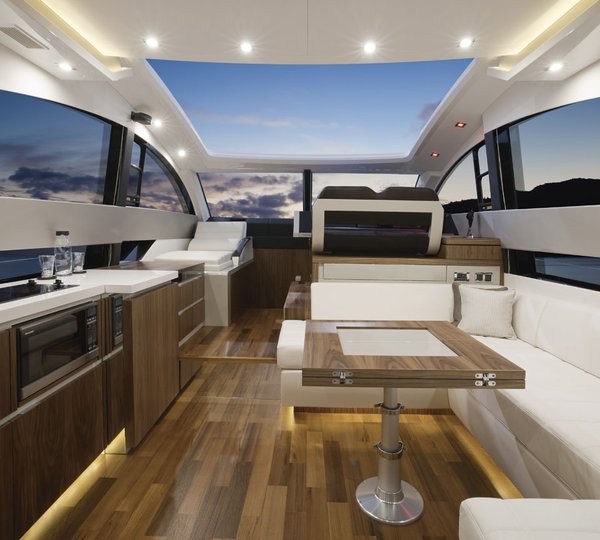 Motor yacht SERENITY - Salon with open top