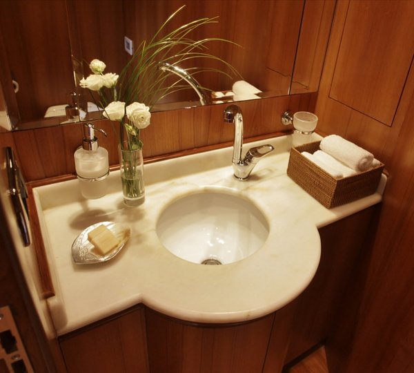Motor yacht SUMMER DREAMS - Ensuite sink