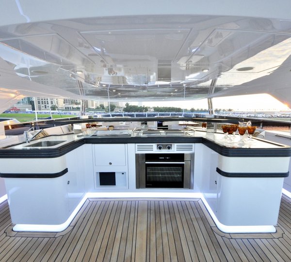 Motor yacht UAQ 1 - flybridge bar