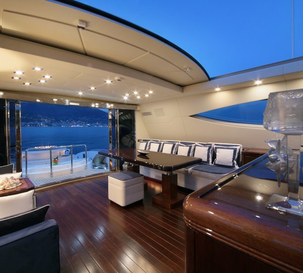 Motor yacht VERA - Deck Salon looking Aft
