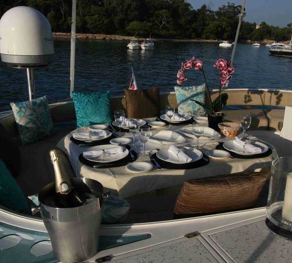 Motor yacht WAVE -  Flybridge Dining