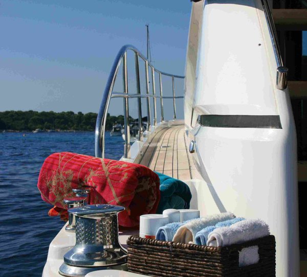 Motor yacht WAVE -  Side Deck