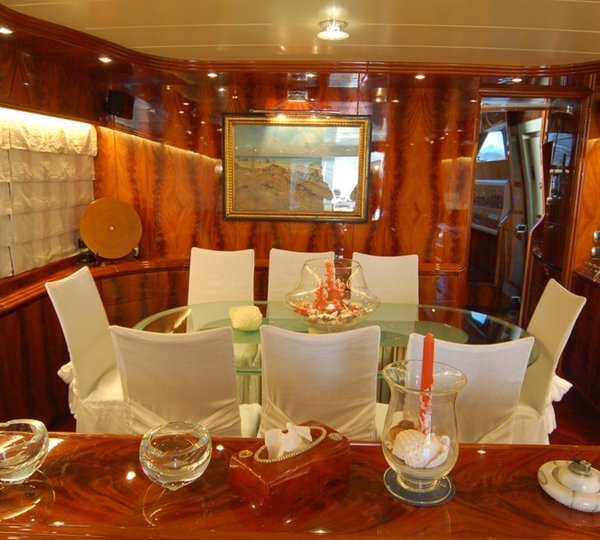 NEVER ONE - Salon view forward