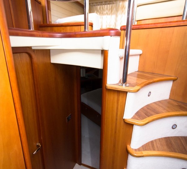 NIMADO - Stairs to cabins