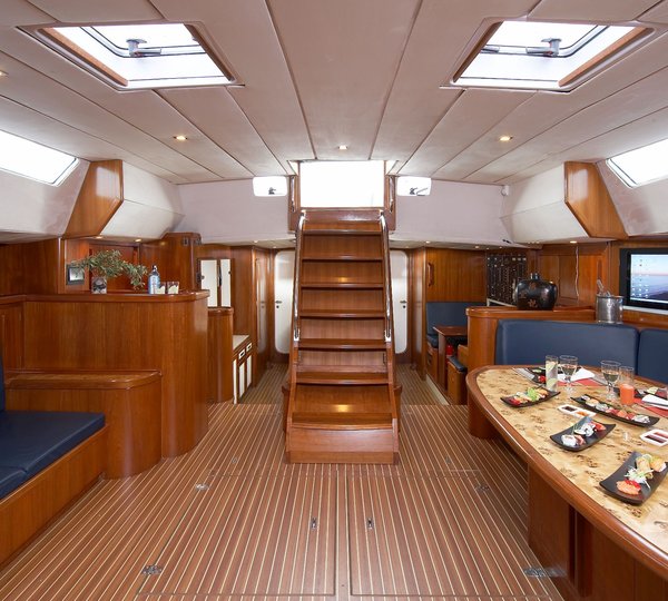 NOHEEA - Her Main Saloon