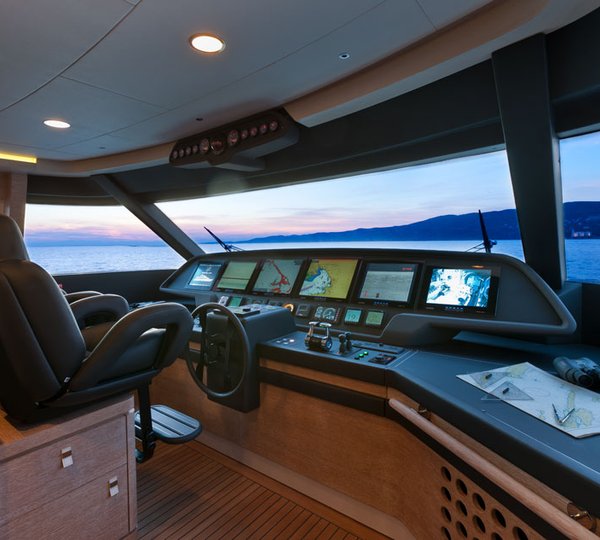 Navetta 33 by Custom Line - Ferretti Group - ZIACANAIA superyacht - Pilot House