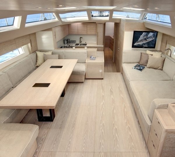 ONE SHOT - Salon from companionway