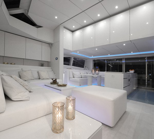 Open saloon - Violetta