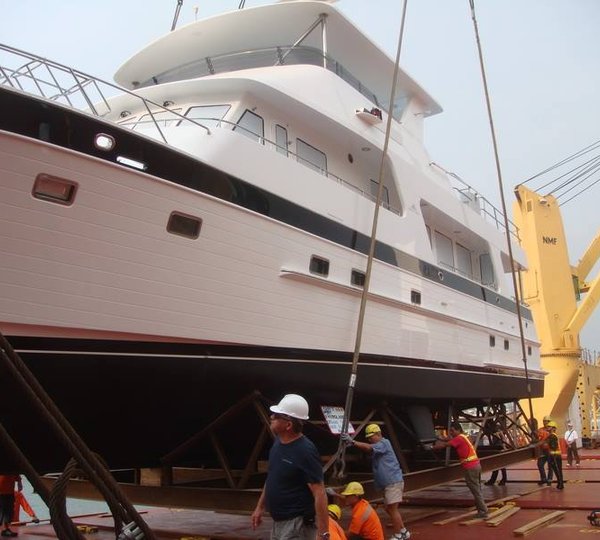 Outer Reef 700 Yacht - side view