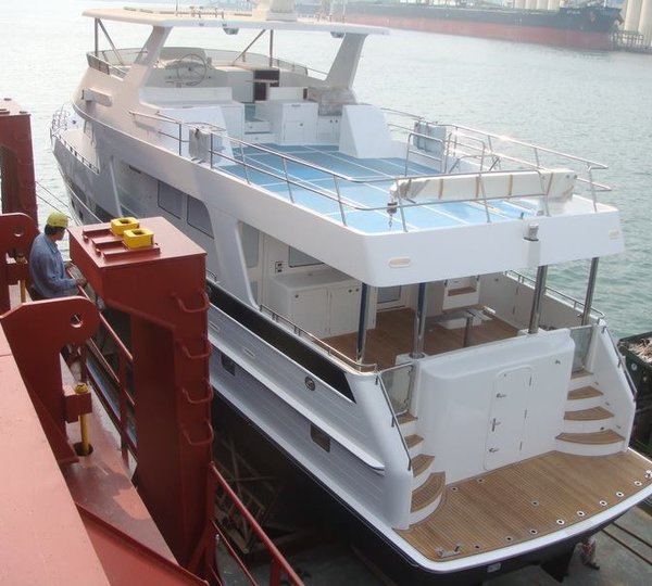 Outer Reef 700 Yacht