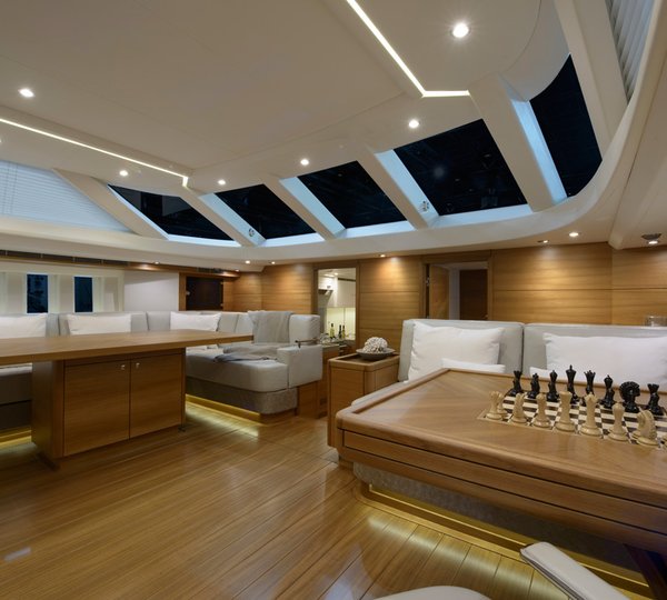 Oyster 825 yacht REINA - saloon
