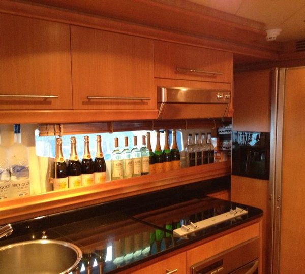 Pershing 88 - Galley aft