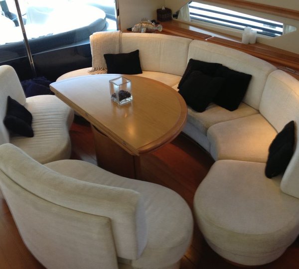 Pershing 88 - Upper salon dinning