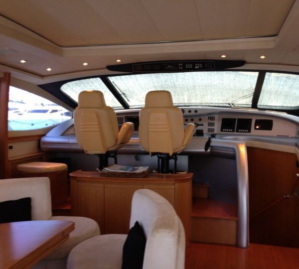 Pershing 88 - Upper salon helm