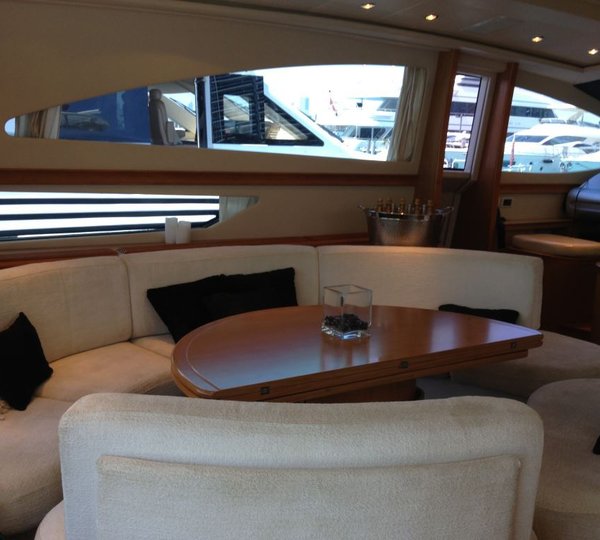 Pershing 88 - Upper salon