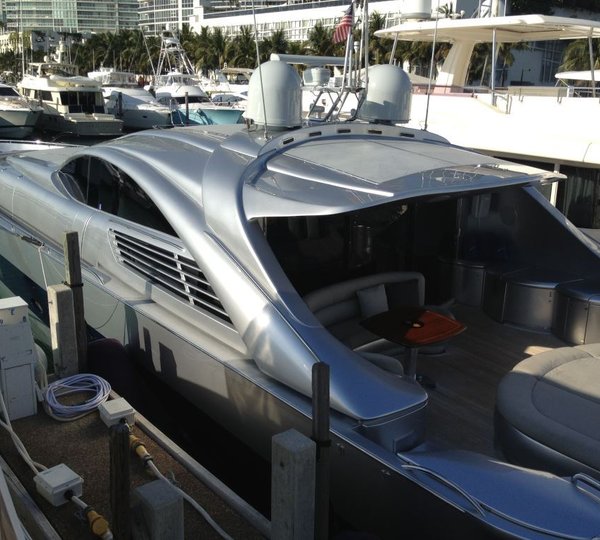 Pershing 88 exterior