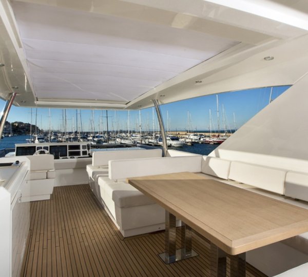 Prestige 750 Yacht - Exterior
