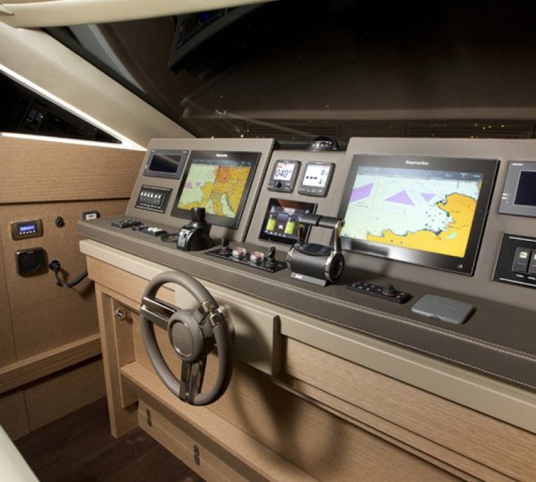 Prestige 750 Yacht - Wheelhouse