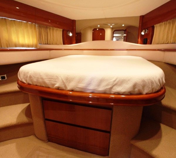 Princess Yacht PURA VIDA - VIP Cabin