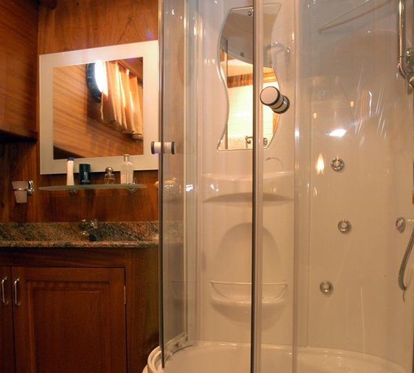 Queen of Karia Yacht - Bathroom