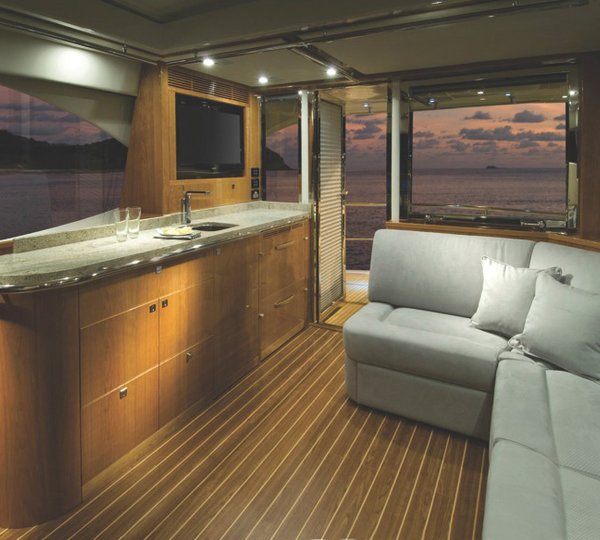 R75 Yacht - Flybridge Lounge