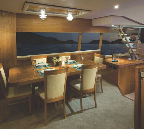R75 Yacht - Forward Galley Dining