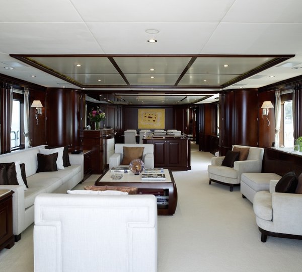 RED ANCHOR Main salon