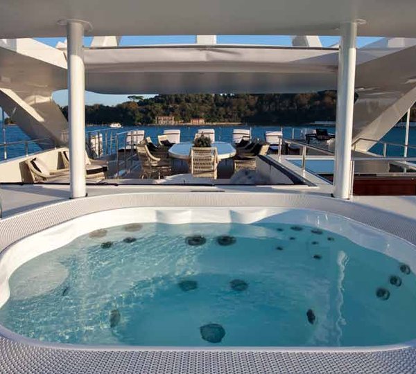 REVE D OR -  Sundeck Spa Pool