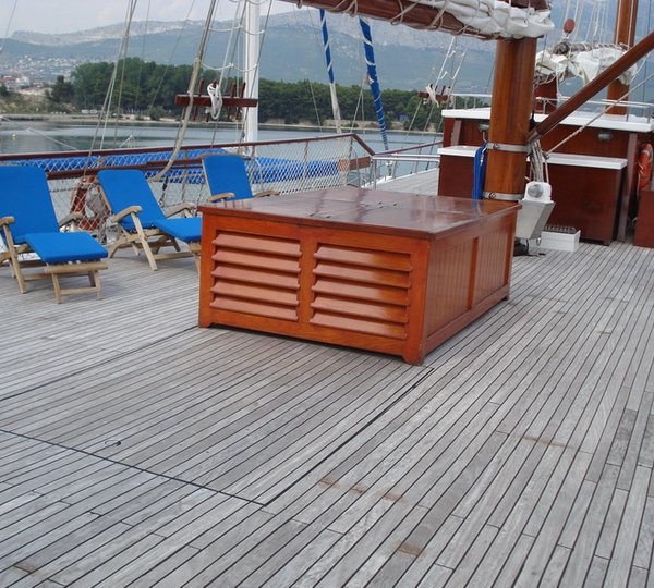 ROMANCA - Deck sunning