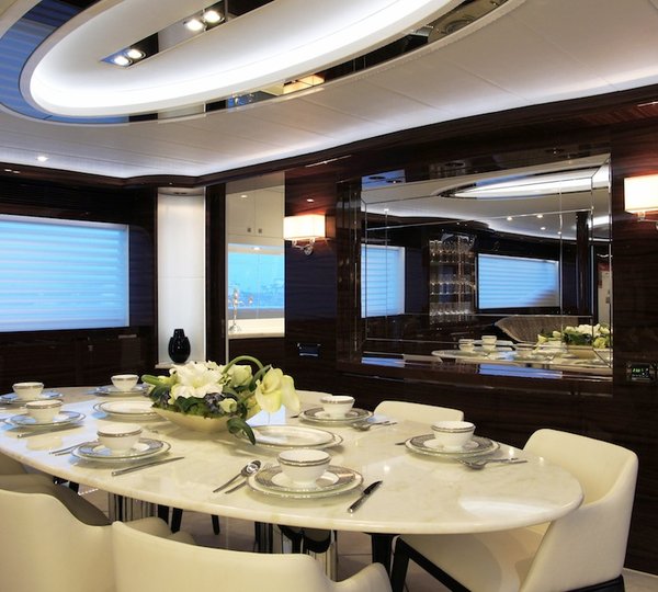 RP110 Horizon motoryacht Lady Gaga - Dining Table