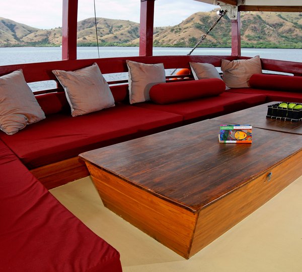 SEVEN SEAS - Aft Lounge Beds