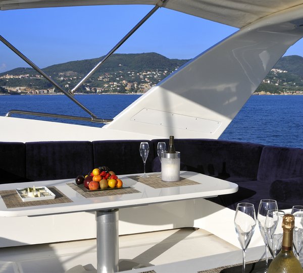 SL100 ARIA -  Flybridge Seating