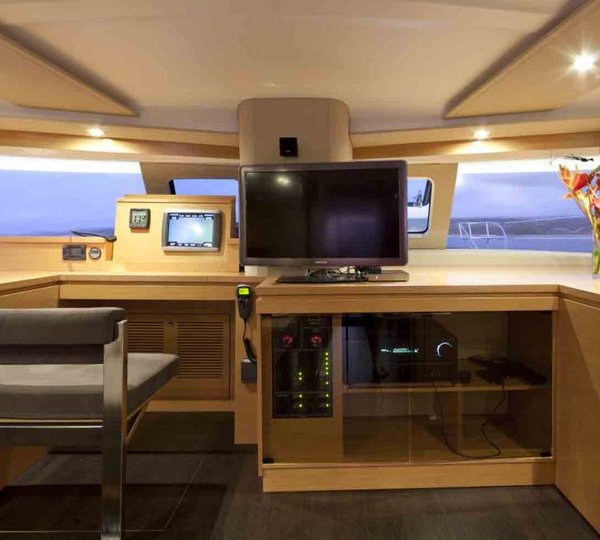 SLIVOCHKA -  Helm Station