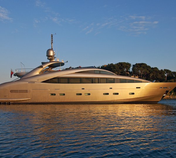 SOIREE - Profile shot starboard side