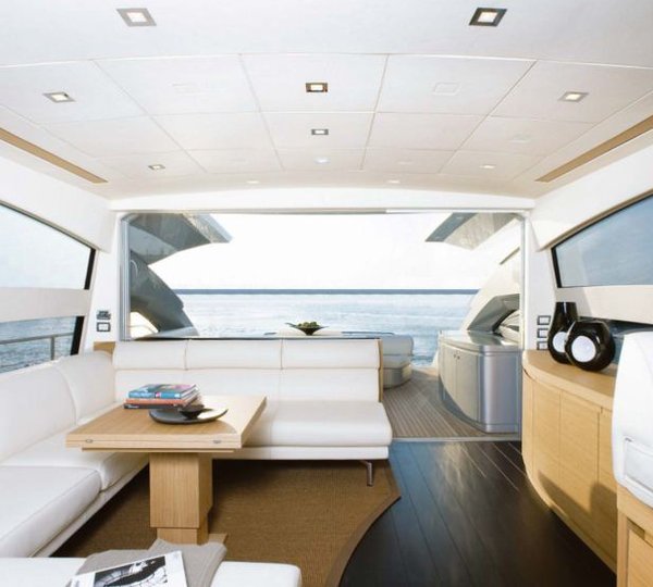 SPLENDID V -  Main Salon