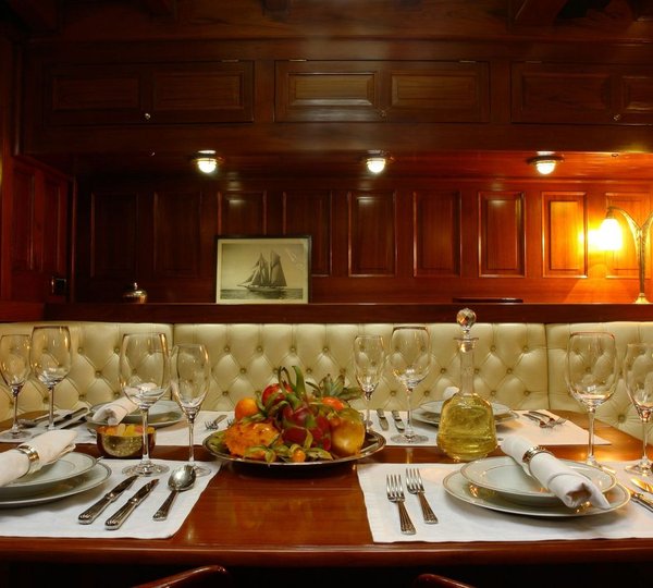 SY AELLO - Dining detail