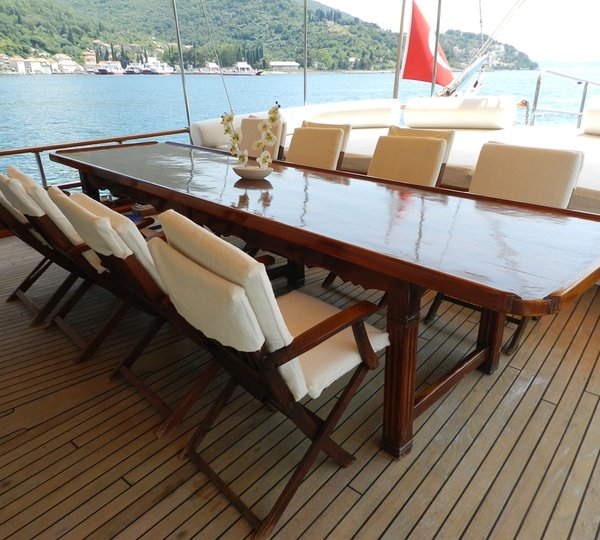 SY AKANA - Aft deck dining